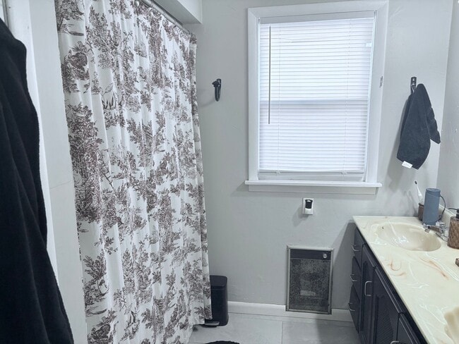 Building Photo - Charming two bedroom home in N.W. OKC