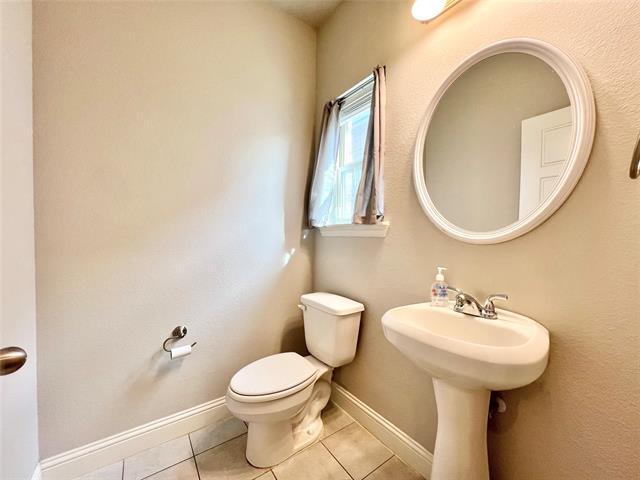 Building Photo - 5000-5002 Villas Dr