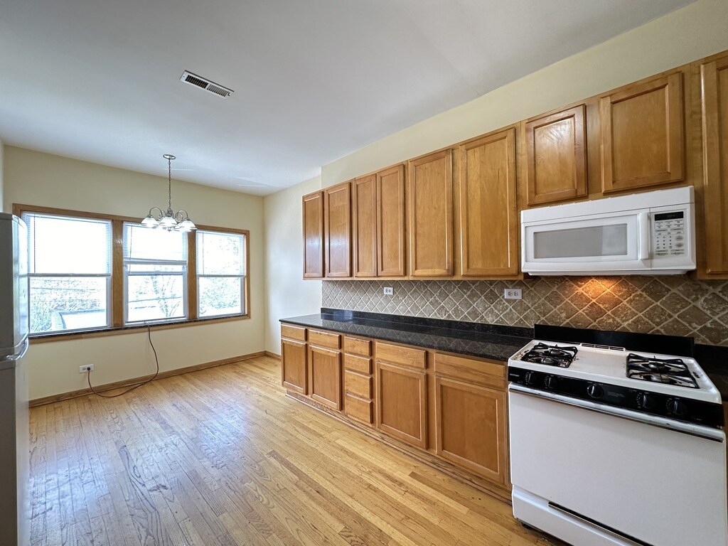 Building Photo - 2136 W Chicago Ave