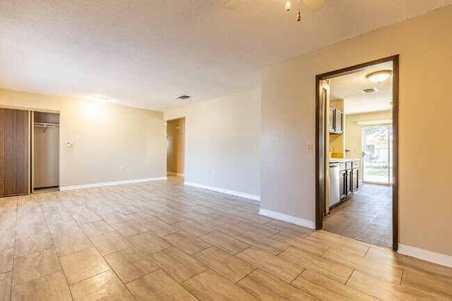 Building Photo - 2943 Keslake St