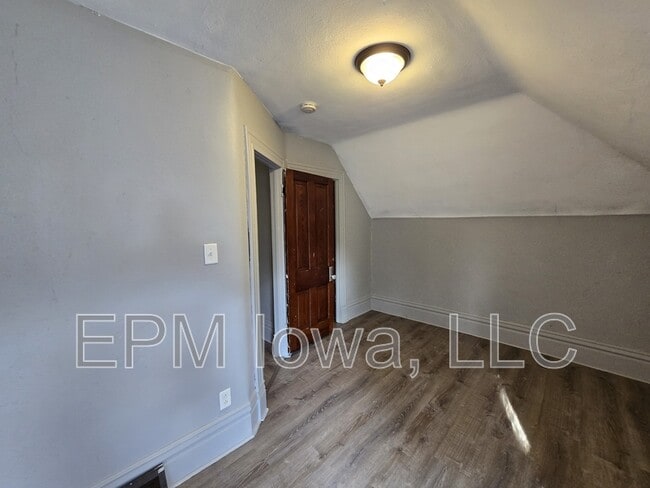 Building Photo - 908 W 3rd St