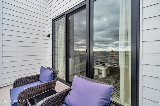 Building Photo - 218 3rd Ave