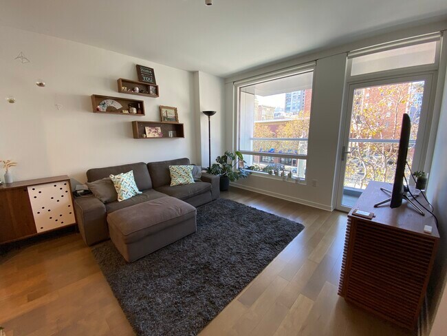 Living room with door to the balcony - 1788 Clay St