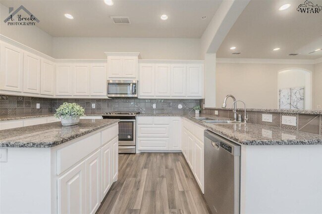 Building Photo - 4938 Spring Hill Dr