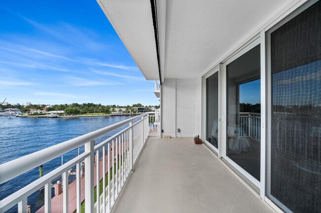 Building Photo - 511 Bayshore Dr