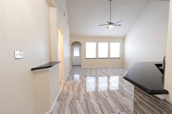 Building Photo - 6442 Wilshire Lakes