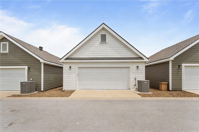Building Photo - 830 NE Hts Ln