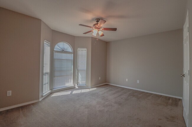 Building Photo - 4Bed/2Bath Available 11/10 !