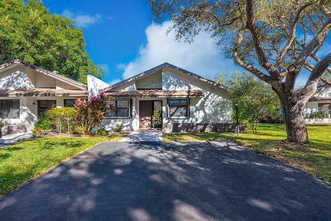 Building Photo - 4143 Palm Forest Dr N