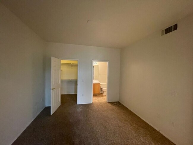 Building Photo - GREAT GATED COMMUNITY 2 BEDROOM -2 BATH -L...
