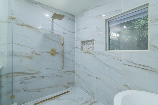 Building Photo - Spacious charmer in the heart of Dilworth ...