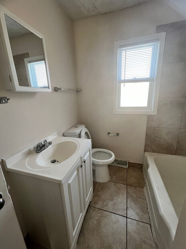 Building Photo - 3 Bedroom Home with 1.5 Bathrooms