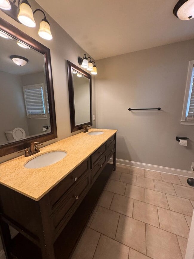 Building Photo - 2002 E Drew Valley Rd NE