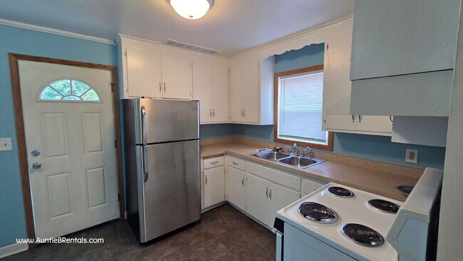 Building Photo - Great 2BR Duplex with a yard, Minneapolis - Bilingual landlords - open to S8