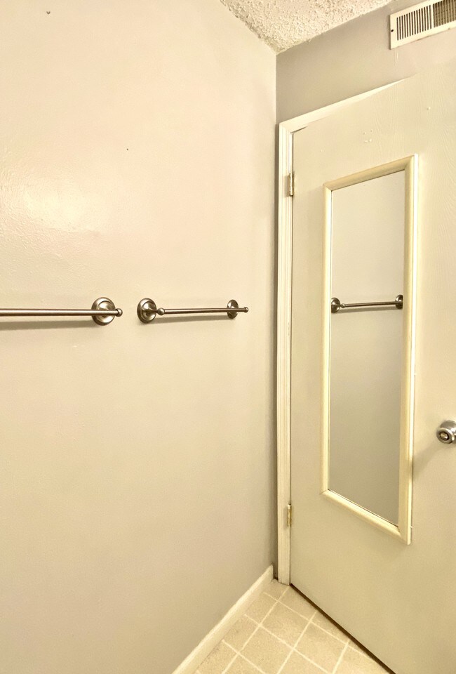 Building Photo - 220 Suppiger Ln