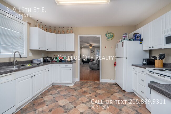 Building Photo - 319 19th St E