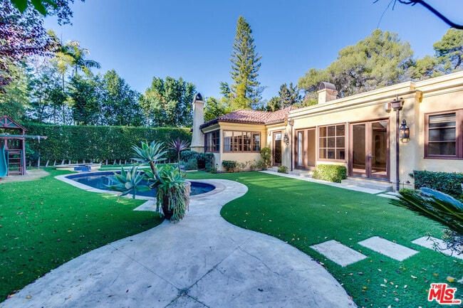 Building Photo - 9530 Hidden Valley Rd