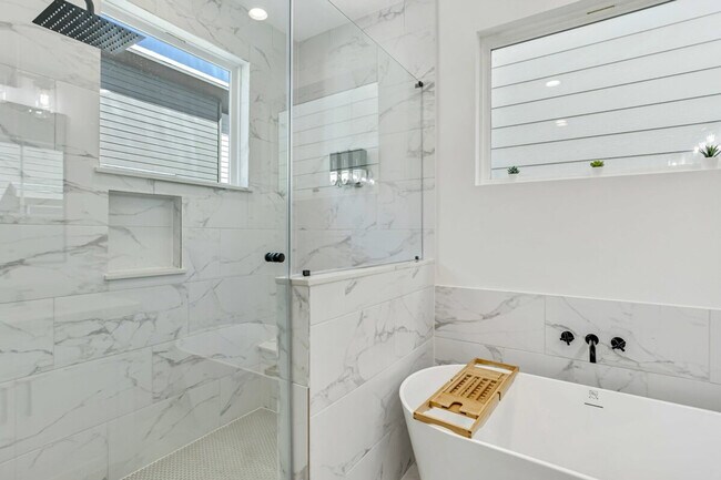 Building Photo - 3020 Live Oak St