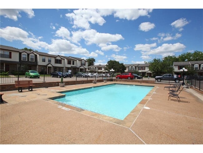 Building Photo - 734 W Collins St