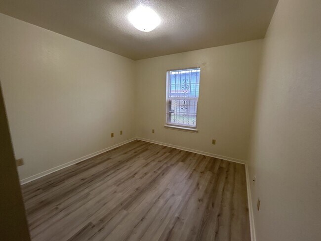 Building Photo - 504 Esther Cir