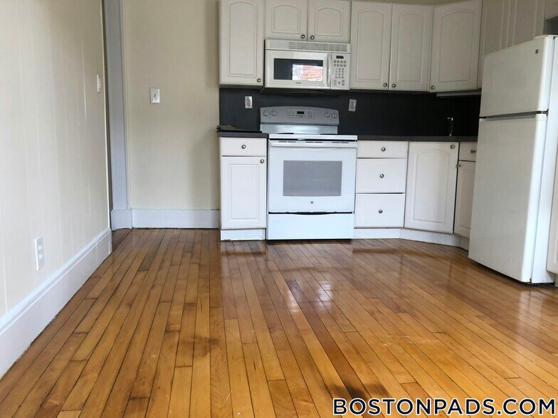 Building Photo - 437 Cambridge St