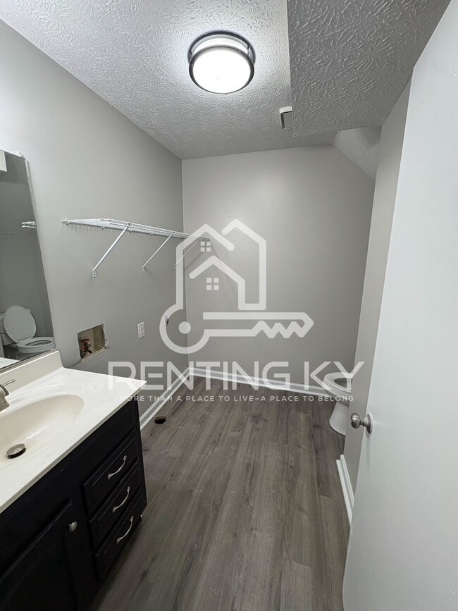 Building Photo - Updated 3-Bed, 1.5-Bath Townhome with a Garage!