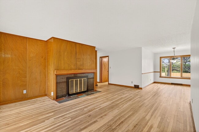 Building Photo - 3637 Sunset Dr