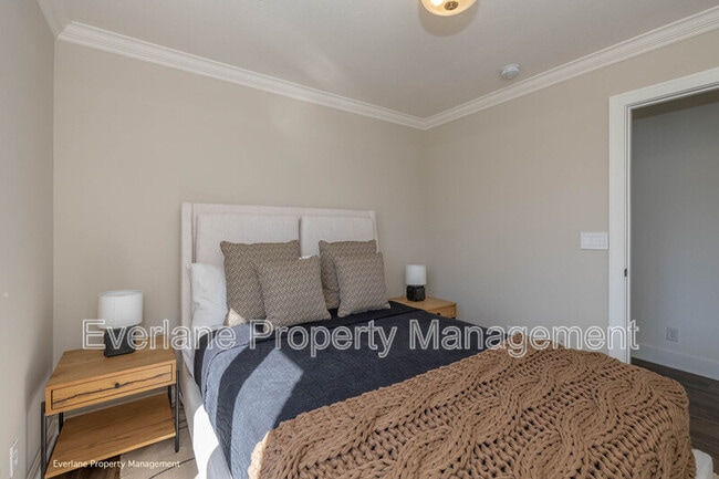 Building Photo - 499 W Main St