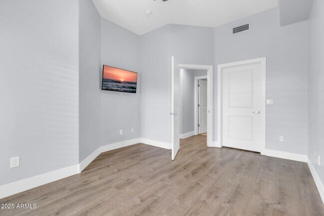 Building Photo - 945 E Playa Del Norte Dr