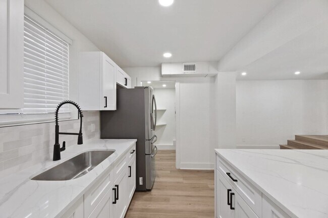 Building Photo - 8 BED 4 BATH Fully remodeled house in West...