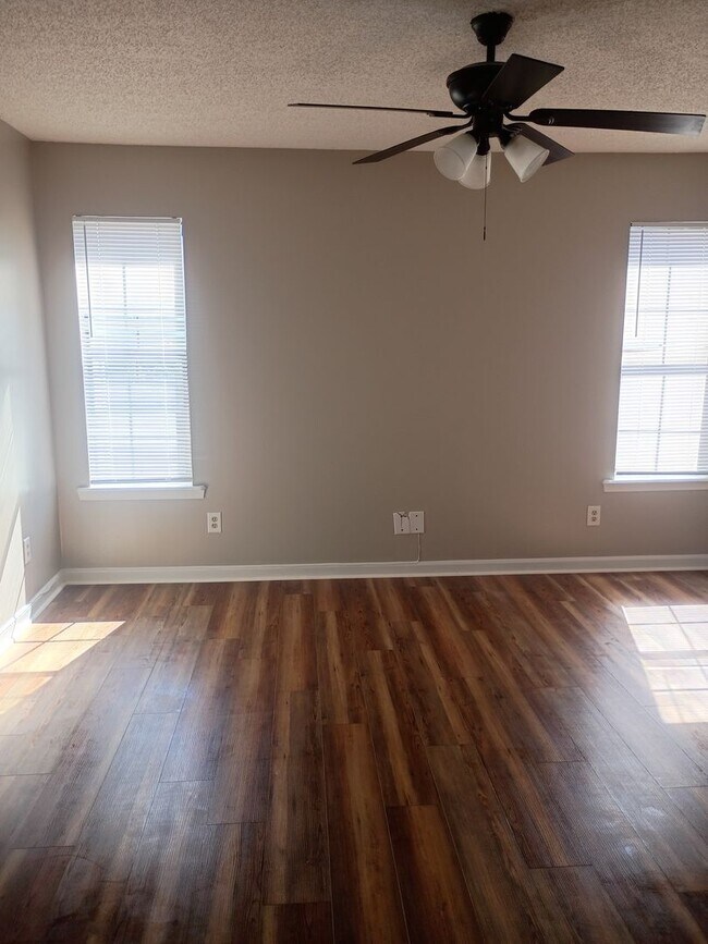 Building Photo - MOVE IN READY