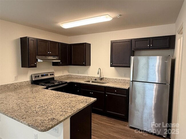 Building Photo - 2025 Oakdale Rd