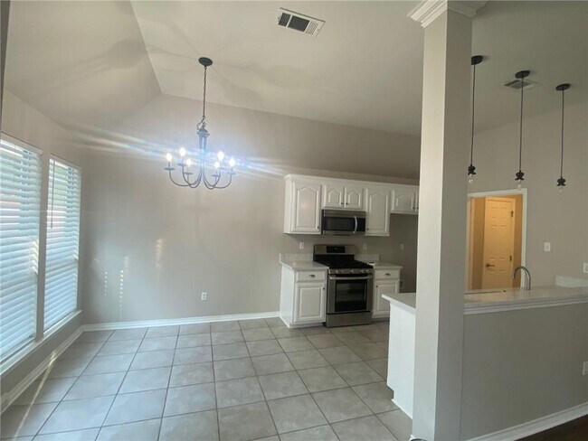 Building Photo - 114 Lazy Creek Dr