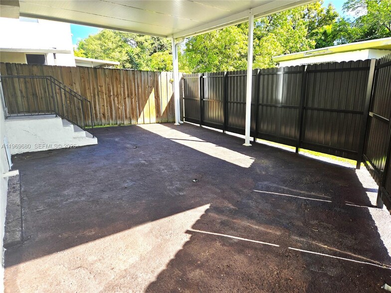 Building Photo - 323 SW 31st Ct