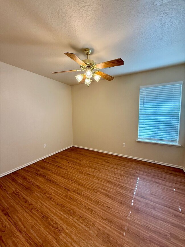 Building Photo - 4 bedroom with Storm Shelter in Yukon Gate...