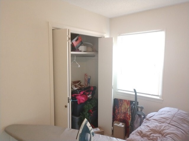 Building Photo - 2 Bedroom Duplex located on East Side of MHK!