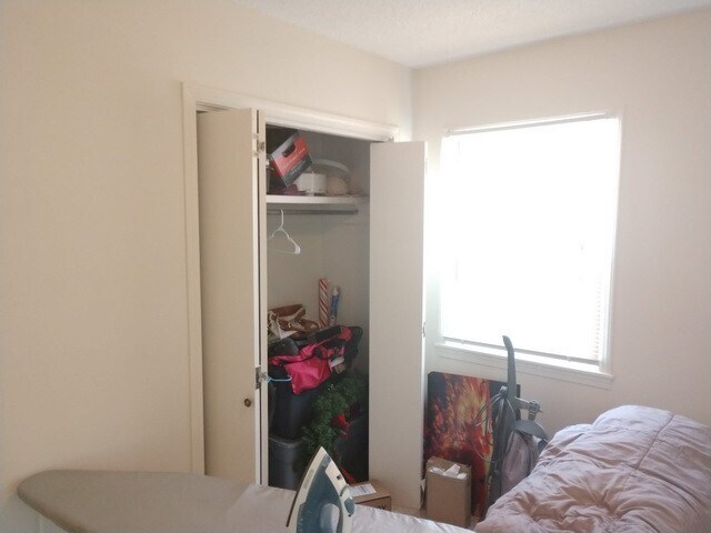 Building Photo - 2 Bedroom Duplex on East Side of MHK!