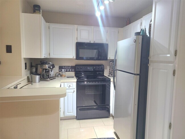 Building Photo - 801 Lyons Rd