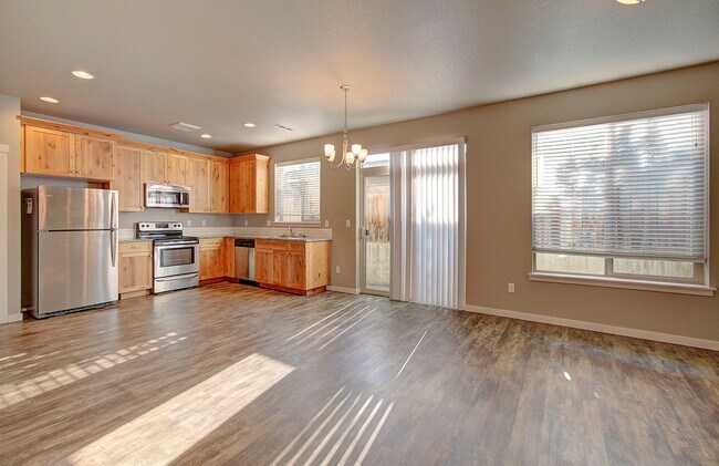 Building Photo - BEAUTIFUL CREEKWOOD TOWNHOME! 3 BR, 2.5 BA