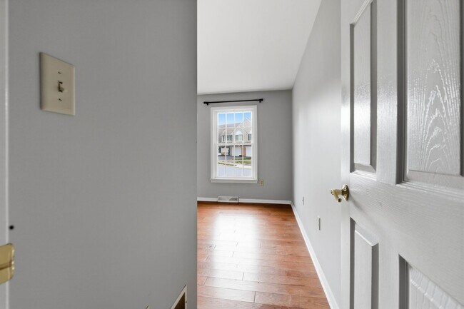 Building Photo - 472 Hillside Dr