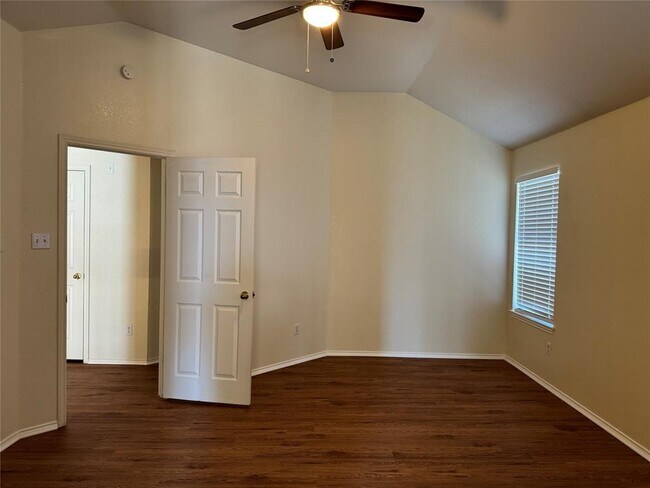 Building Photo - 414 Darkwoods Dr