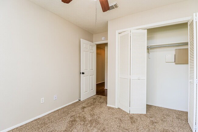 Building Photo - 9215 Grandview Park Dr