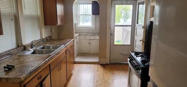 Building Photo - JUNE 2026 - Duluth MN -4 bed - 1 bath - Si...