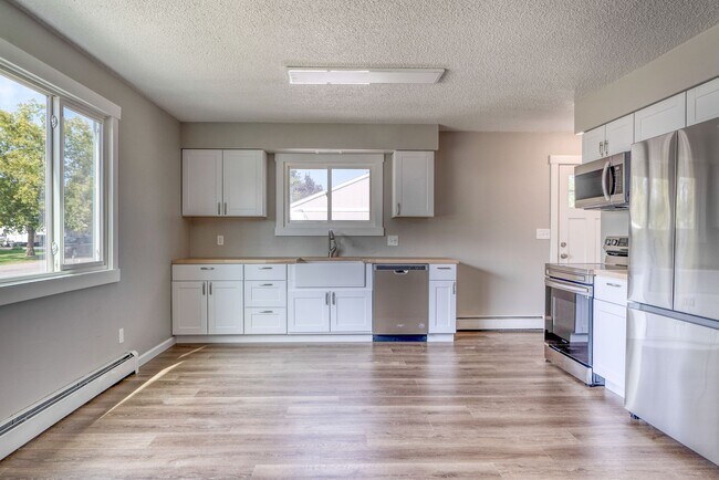Building Photo - Beautifully renovated three bedroom with l...