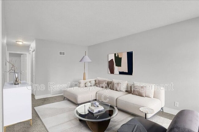 Building Photo - 2000 Chateau Dr