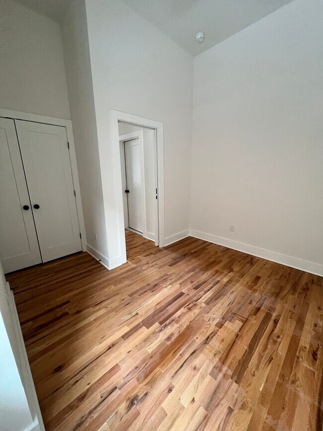 Building Photo - 106 E Broad St