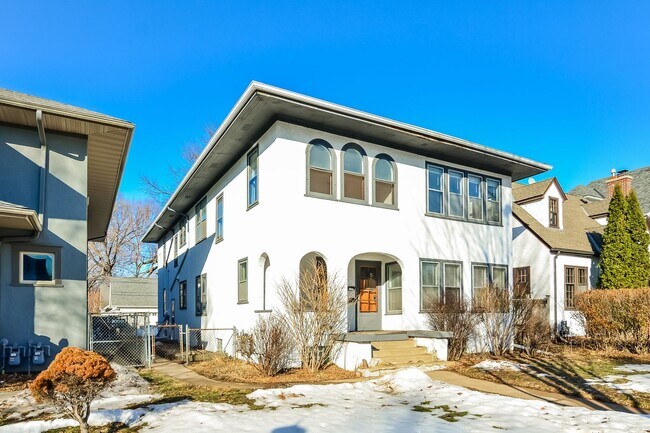 Building Photo - 1067-1069 Saint Clair Avenue