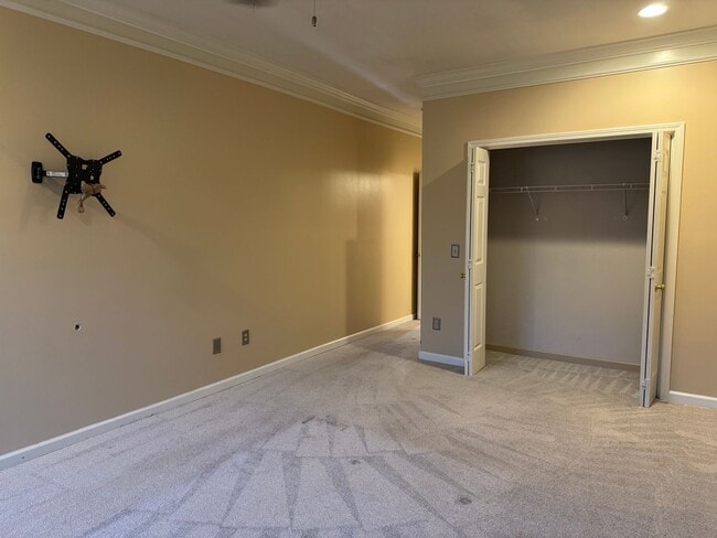 Building Photo - 2BR Bellevue Townhome