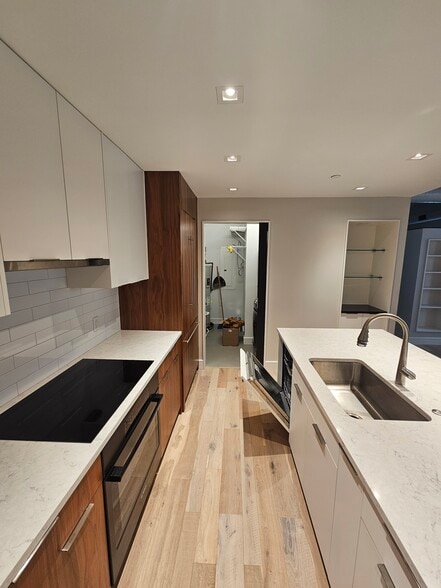 Kitchen / Pantry Laundry - 319 Broadway N
