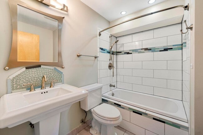 Building Photo - SOUTH LOOP - Gorgeous 3BD/2BTH Townhouse in gated community!